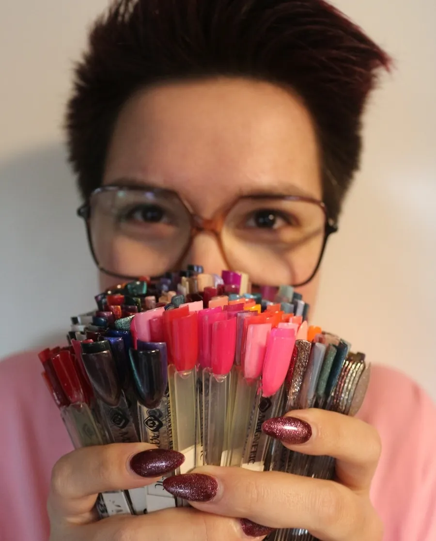 Nathalie Menkhorst met haar kleurenwaaier in nagelsalon Het Nagelvrouwtje in Doetinchem
